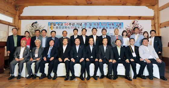 한-일 의원, 11년 만에 바둑판 앞에서 만났다